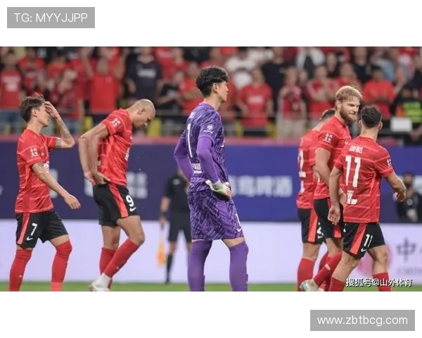 成都豪取4-1大胜海港登顶榜首 古尔芬克尔传射费利佩双响引领胜利 成都豪取4-1大胜海港登顶榜首 古尔芬克尔传射费利佩双响引领胜利